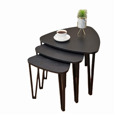 Nid en bois de carton gris noir moderne de 3 tables basses mises pour le salon