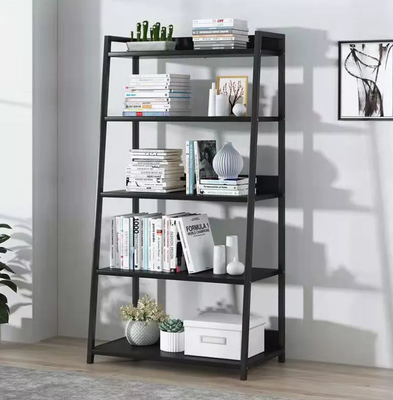 Le métal moderne d'échelle de meubles et les étagères à livres en bois montrent 5 rangées